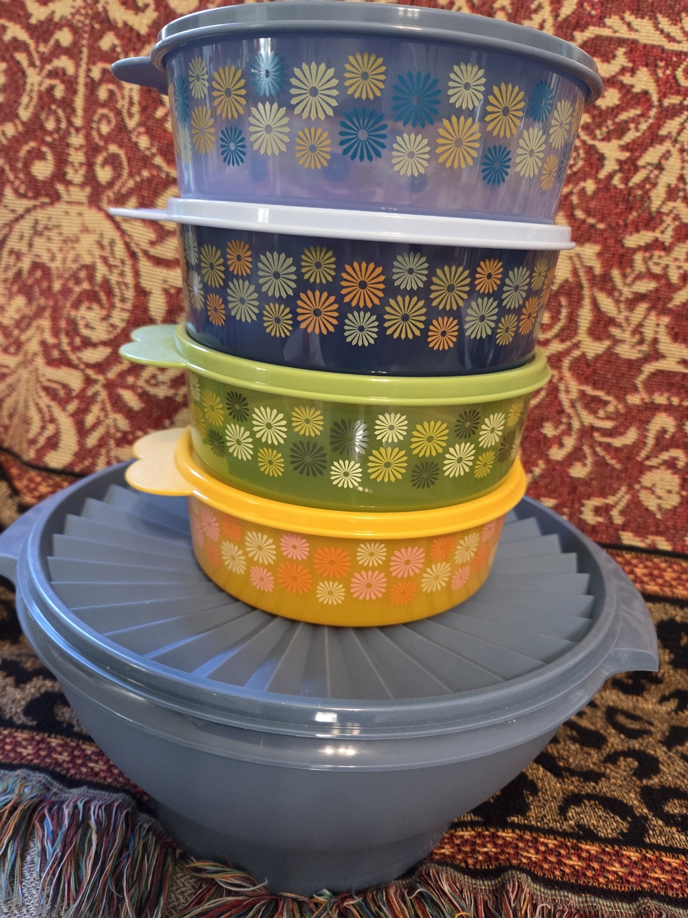 Tupperware Servalier Stackable Plastic Salad Bowl With 4 ColorBowls